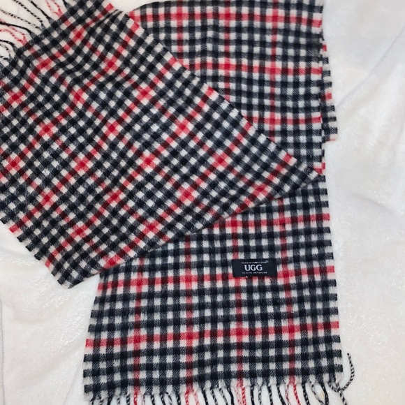 COPY - Never worn UGG scarf. High Quality!! - Picture 2 of 4